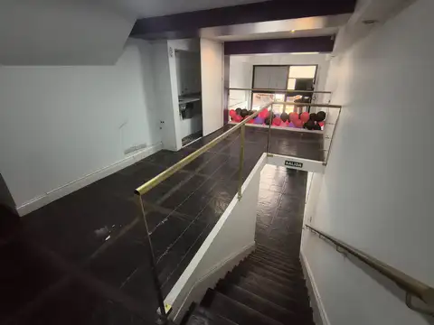 Local a la calle con entrepiso, sin expensas