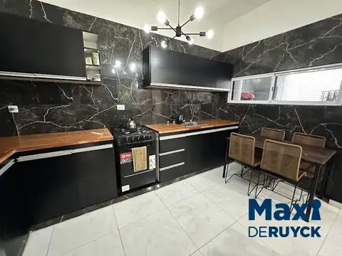 Casa reciclada con local y patio, 3 ambientes