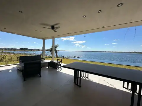 Casa 6 ambientes con 4 baños
