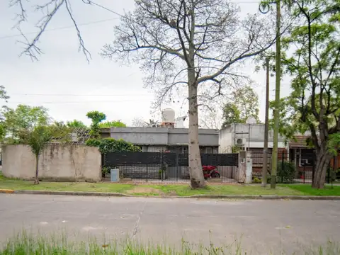 VENTA CASA 4 AMBIENTES ITUZAINGO CON LOCAL 