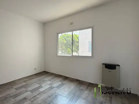 Dpto 4 amb en 3er piso por escalera. Balcón terraza propio