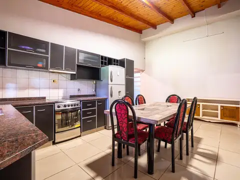 Venta - casa al frente 1 dormitorio mas comodin, local y cochera.