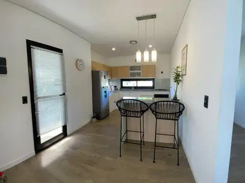 Casa 4 ambientes con 2 baños