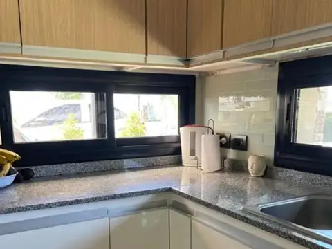 Casa en Venta con 3 cocheras