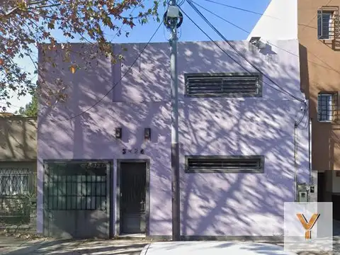 Casa en venta - 5 Dormitorios 3 Baños - Cochera - 277Mts2 - Lanús Oeste