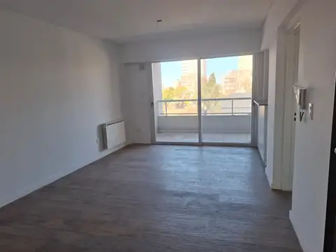 DEPARTAMENTO DE 3 AMBIENTES CON COCHERA EN VENTA EN BERNAL CENTRO.