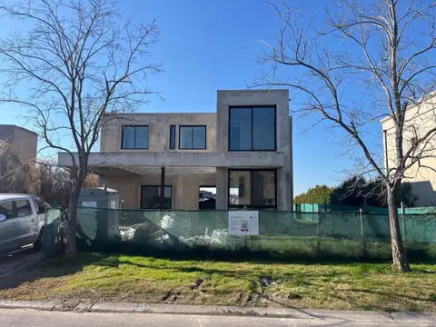 Casa en Venta con 3 cocheras