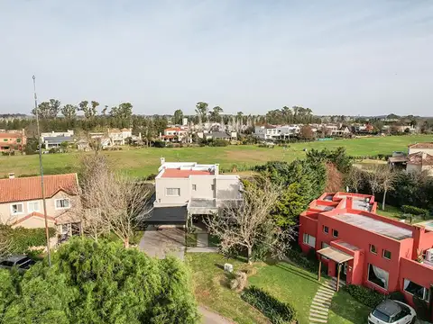 Casa 9 ambientes con 3 baños