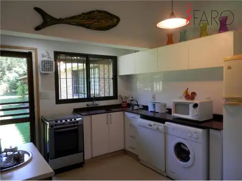 Casa en Solanas 4 dormitorios con piscina y parrillero