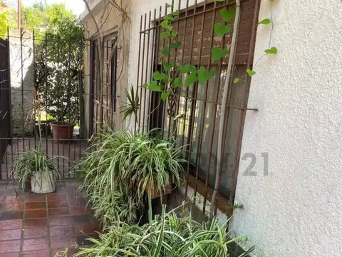 CASA EN VENTA A UNA CUADRA DEL CENTENARIO
