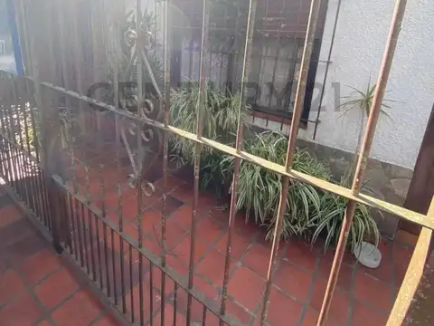 CASA EN VENTA A UNA CUADRA DEL CENTENARIO