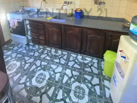 CASA EN VENTA A UNA CUADRA DEL CENTENARIO