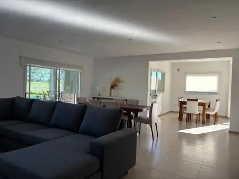 Casa en Alquiler de 3 dormitorios