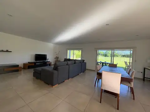 Casa 4 ambientes con 3 baños