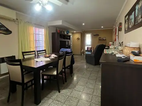Casa 4 ambientes con 2 baños