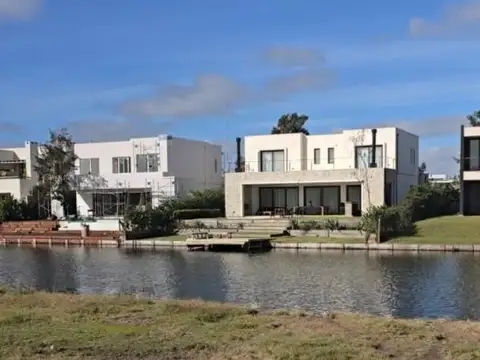 Lote al agua a la venta