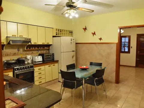 Casa en Venta con 3 cocheras