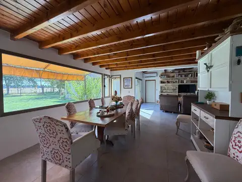 Casa en Alquiler con 2 cocheras