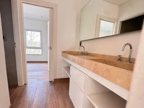 Casa 4 ambientes con 3 baños