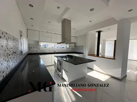 Casa 5 ambientes con 4 baños