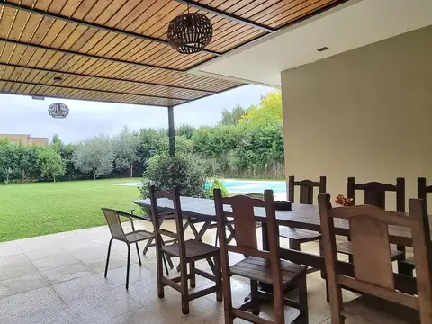 Casa en Alquiler Temporal con 2 cocheras