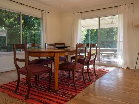 Casa en Alquiler con 2 cocheras