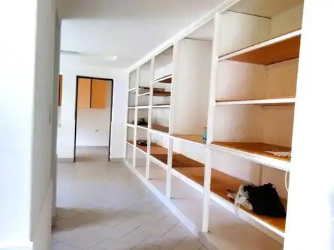 Casa en Alquiler con 3 cocheras