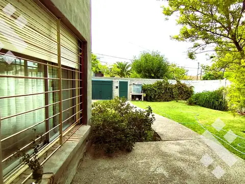 En Alquiler | Casa de 3 Dormitorios | Santa Genovena |  Comercial/profesional