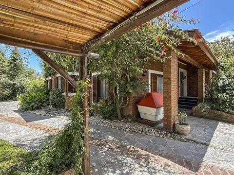Casa en Venta con 2 cocheras