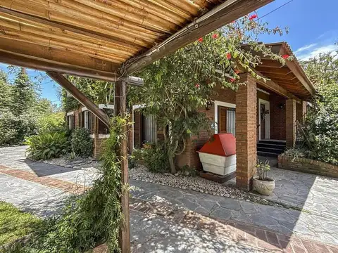 Casa en Venta con 2 cocheras