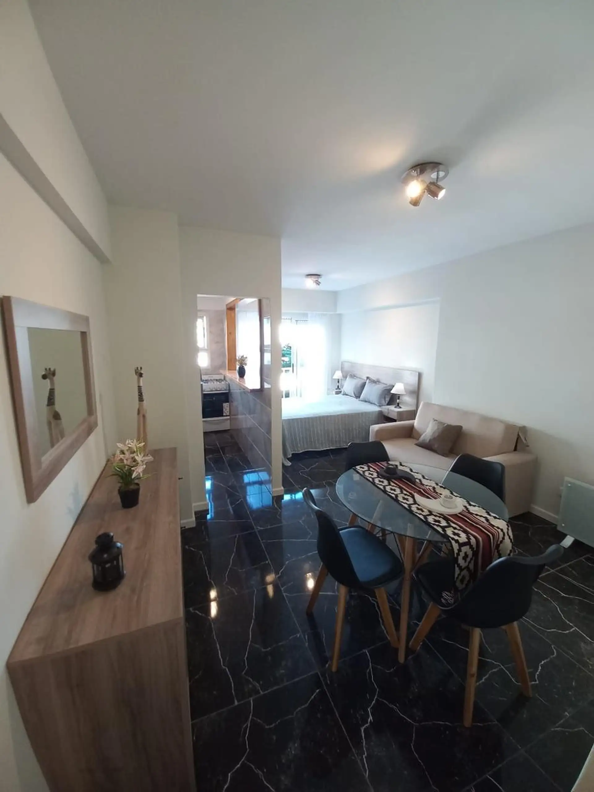Departamento 1 ambiente amplio totalmente reciclado con balcón — Guemes
