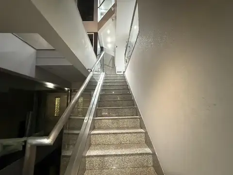 Oficina en Alquiler con 6 cocheras