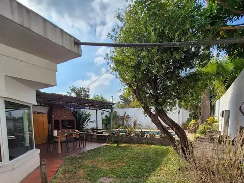 Casa en venta Don Torcuato 5 ambientes con jardin parrilla y pileta