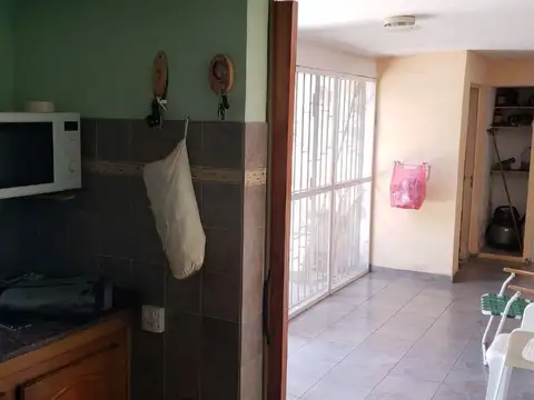 Vendo amplia casa con piscina y patio.