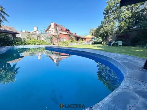 CHALET 5 AMB.   DEPEND. COCHERAS, PISCINA, QUINCHO. VILLA ADELINA