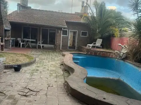 Casa 5 ambientes con 2 baños