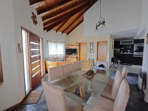 VENTA CASA DE 3 DORMITORIOS CON PATIO Y COCHERA
