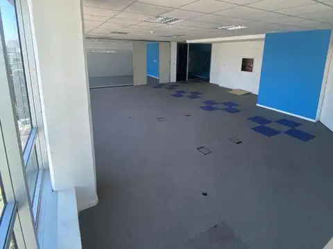 Oficina 6 ambientes con 5 baños