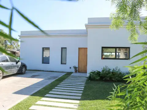 ALQUILER  Casa Moderna en Santa Emilia, Pilar del Este, frente a plazoleta