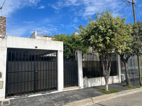 CASA  2 DORMITORIOS- GARAGE- JARDIN Y TZA