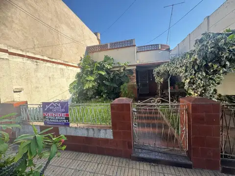 VENTA CASA 3 AMBIENTES c/ COCHERA PATIO Y TERRAZA EN CASEROS