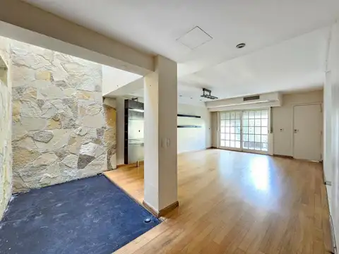 Casa en Alquiler con 3 cocheras