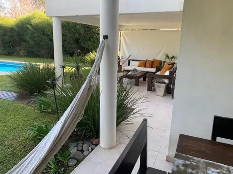 Venta de casa tres dormitorios, Abril Club de Campo