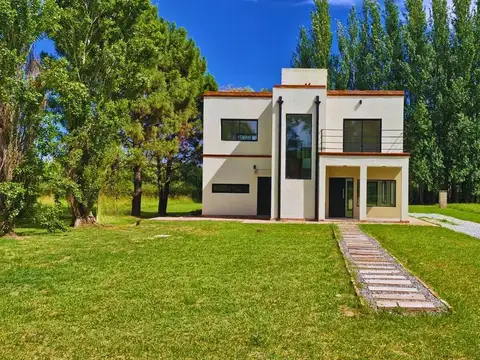 Casa 4 ambientes con 2 baños