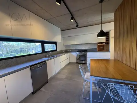 Casa en Alquiler con 2 cocheras