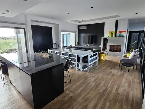 Casa en Venta con 2 cocheras