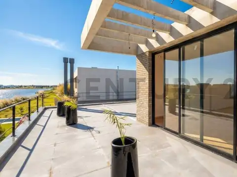 Casa 5 ambientes con 4 baños