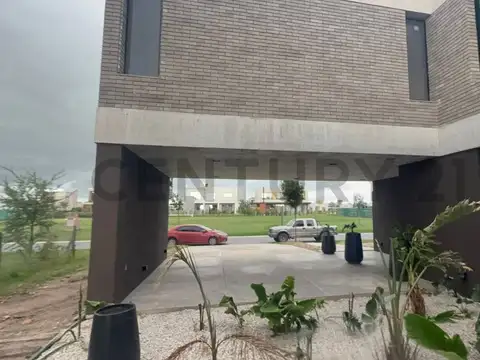 Casa 5 ambientes con 4 baños