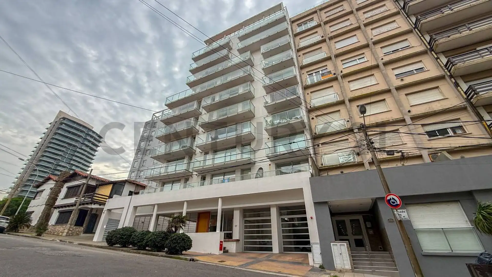 Depto 3 amb, 96m² con cochera y vista lateral al mar — Playa Chica
