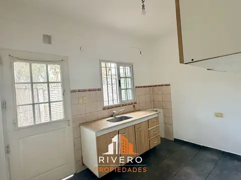 Depto Tipo Casa en Alquiler en Luis Guillon, $ 800.000